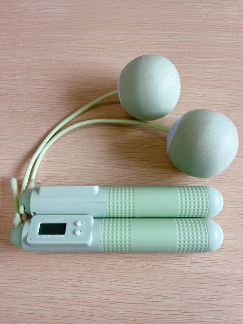 办公室最方便的健身器材之一无绳跳绳